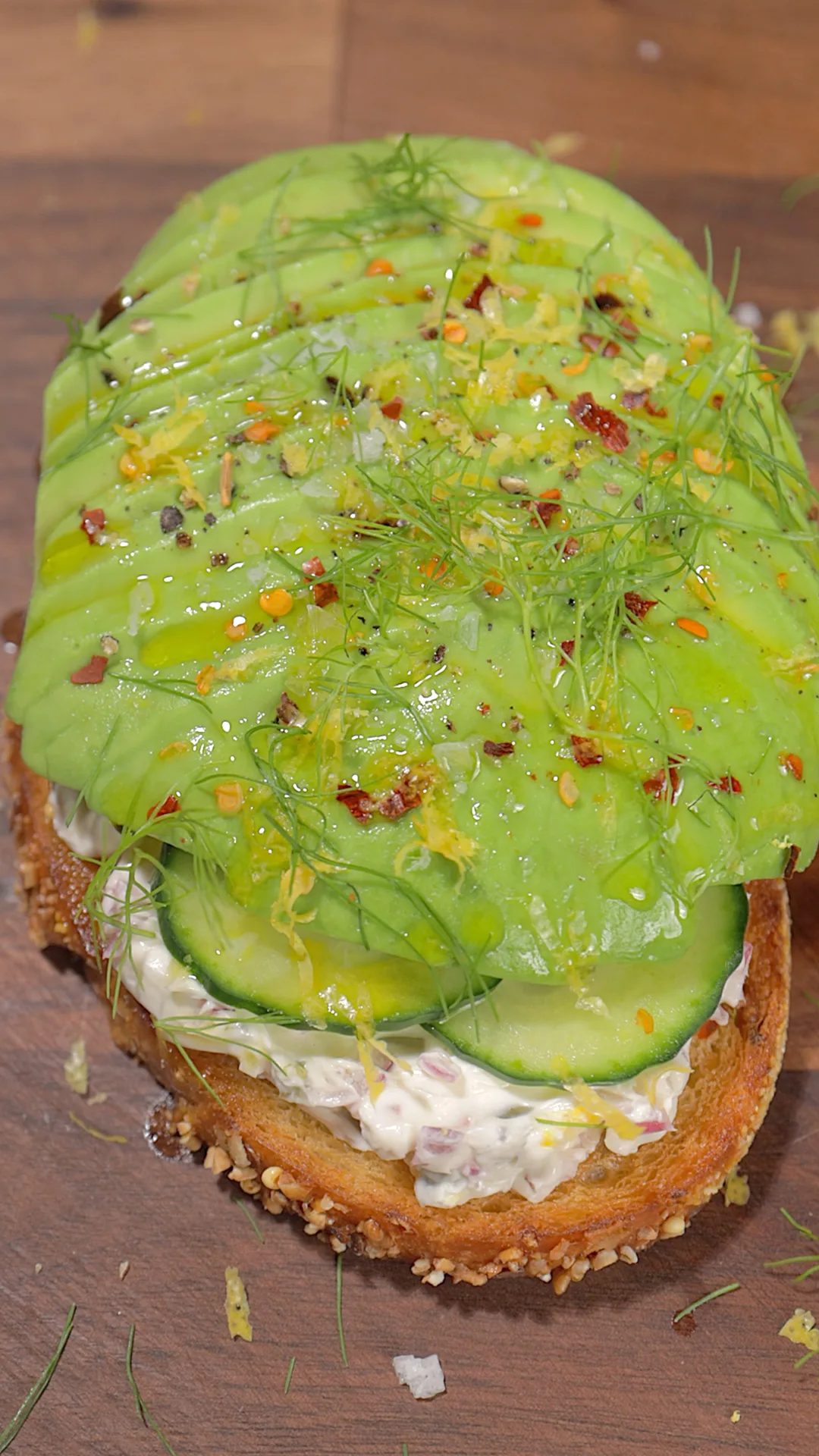tostada-con-queso-crema-y-aguacate-tostada-with-cream-cheese-and-avocado