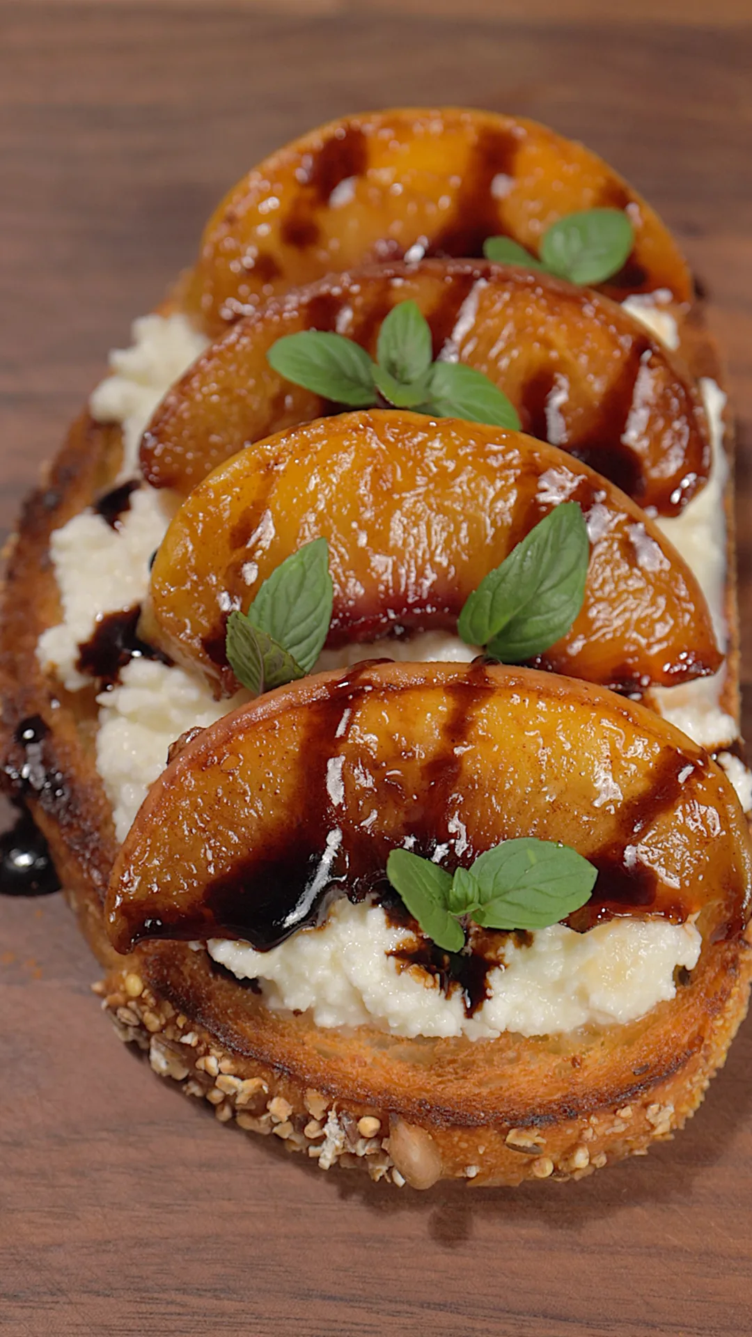 tostada-con-ricotta-y-durazno-tostada-with-ricotta-and-peach