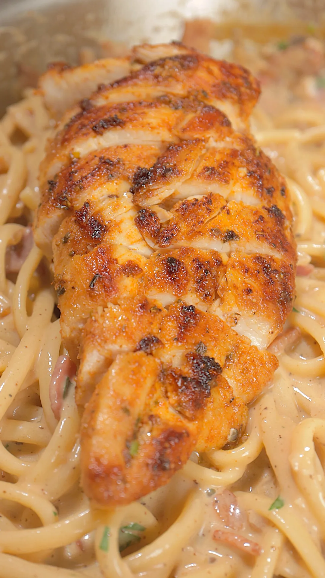 pasta-con-pollo-en-salsa-de-tocineta-pasta-with-chicken-in-bacon-sauce