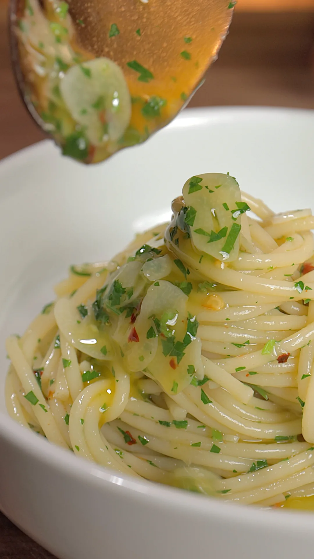 pasta-aglio-e-olio-pasta-with-garlic-and-oil