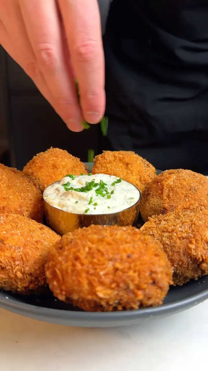 crab-cakes-with-tartare-sauce