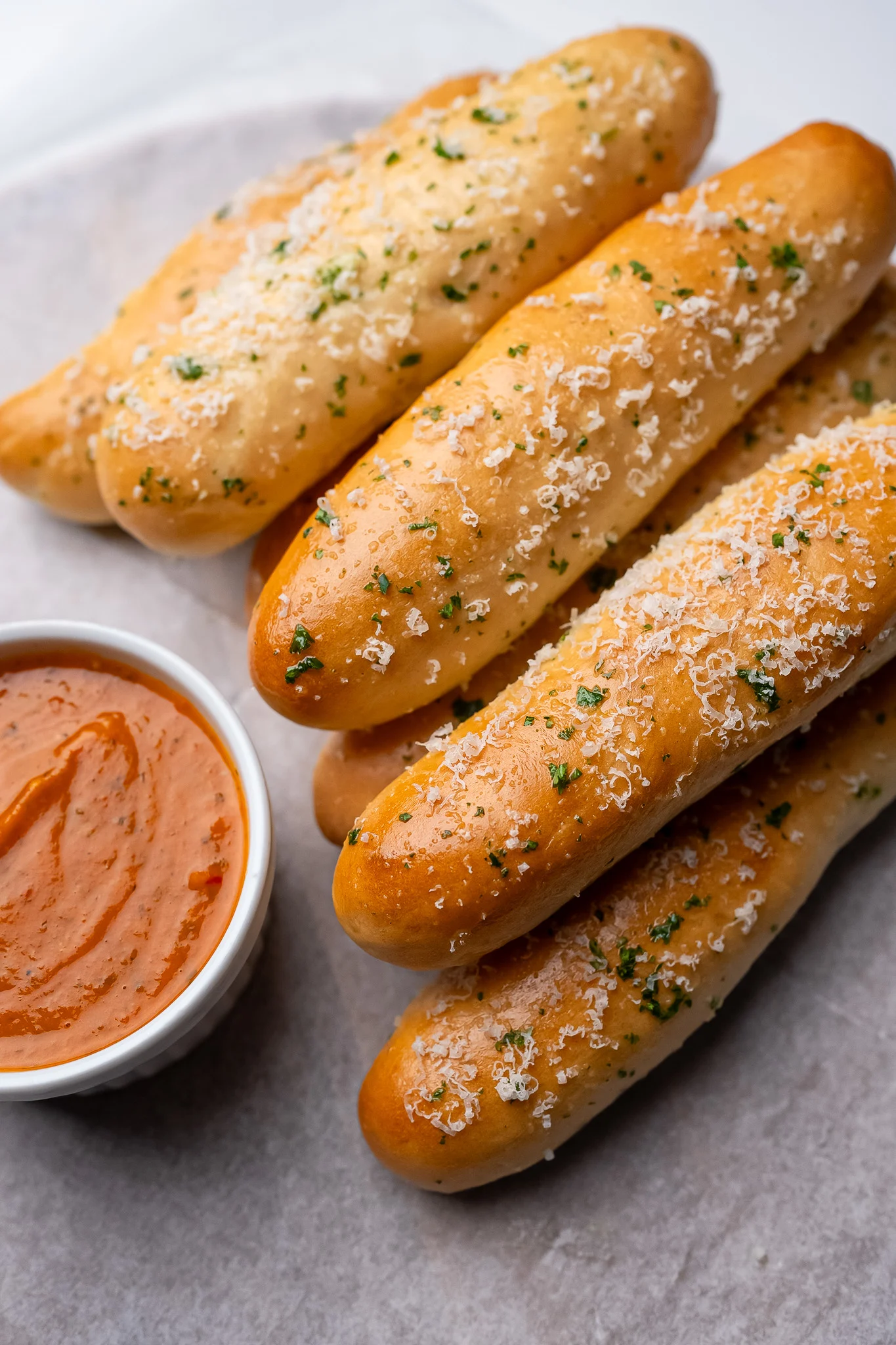 garlic-breadsticks-with-marinara-dipping-sauce