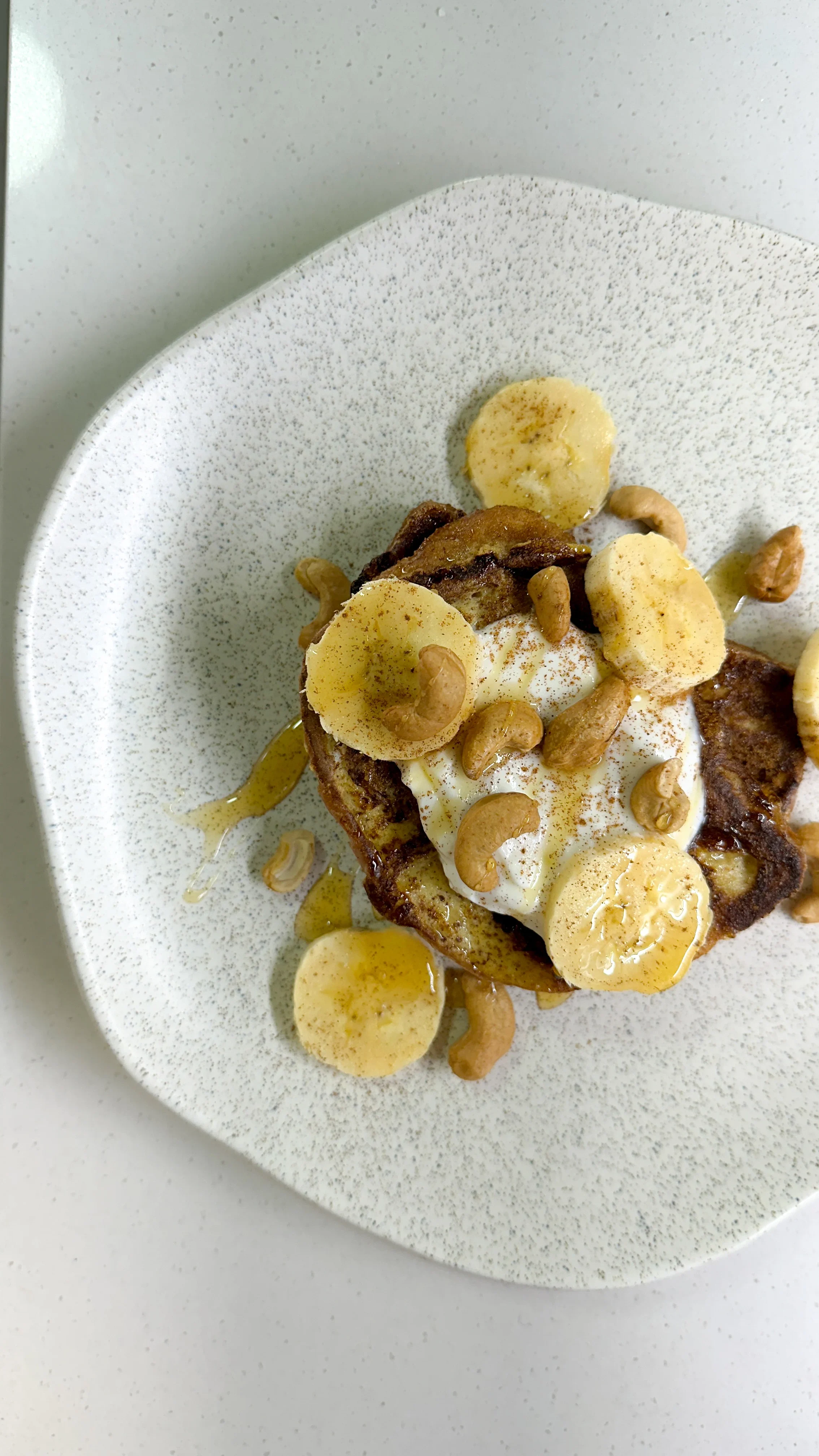 tostadas-francesas-con-banano-y-maranones