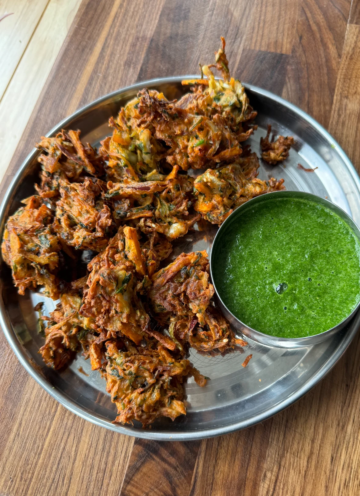 mixed-veg-pakoras-with-green-chutney