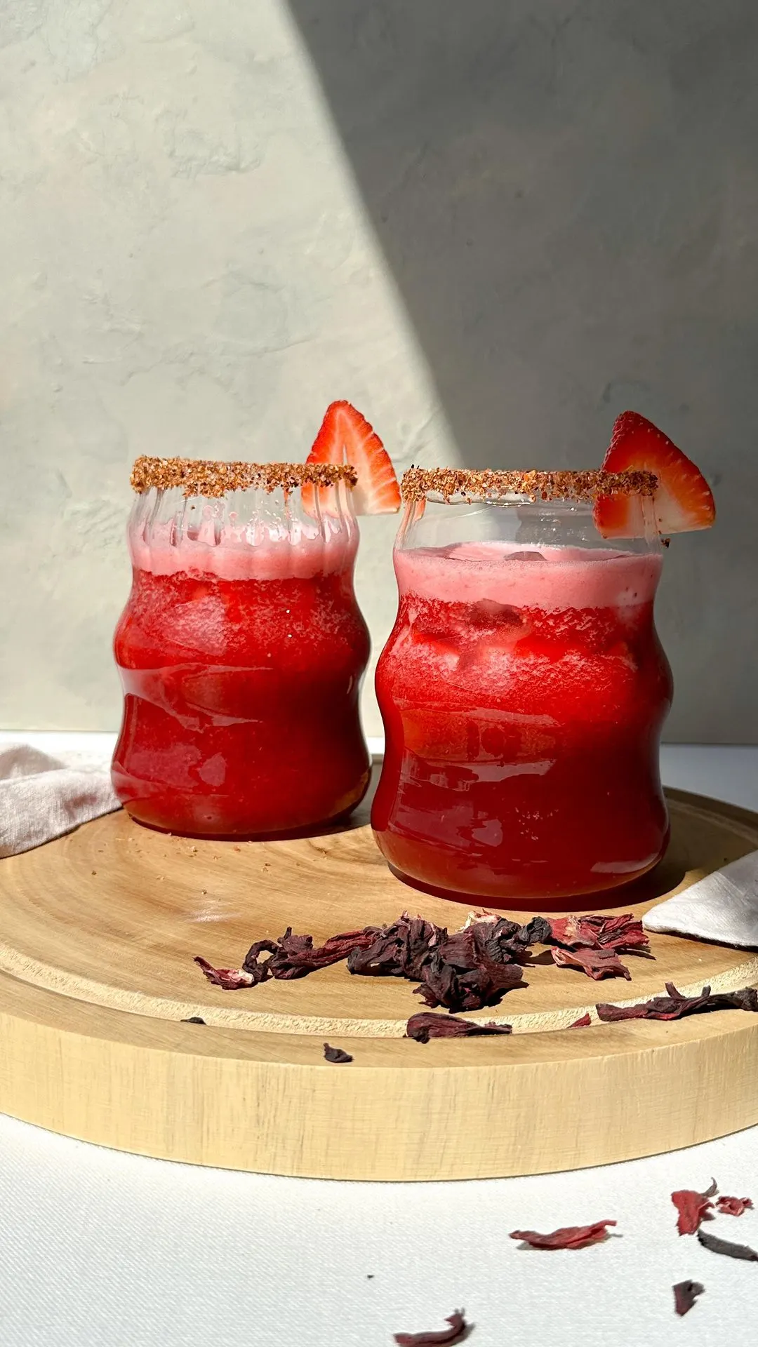 bebida-de-flor-de-jamaica-y-fresa