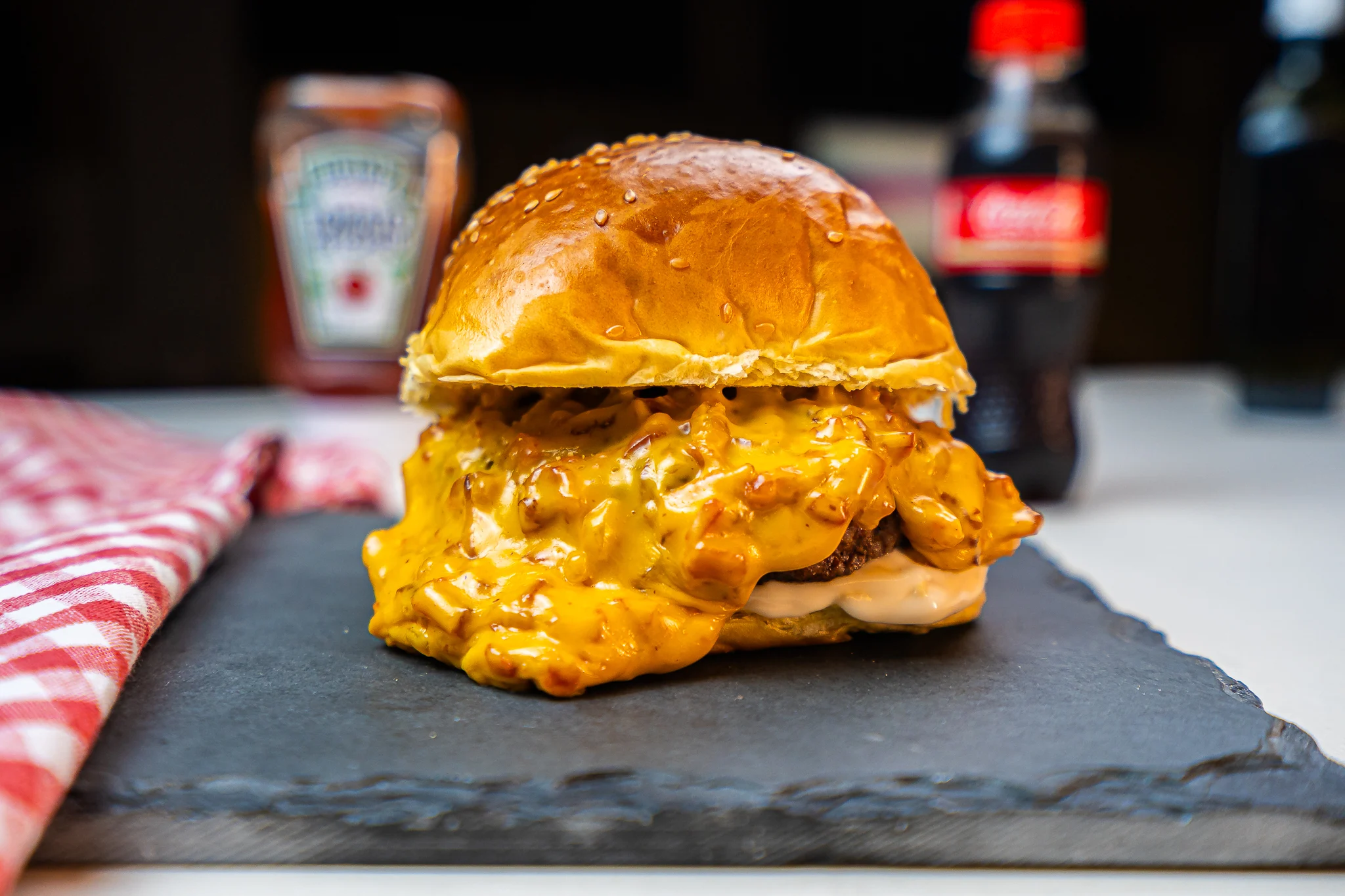 lanche-com-molho-cheddar-e-bacon