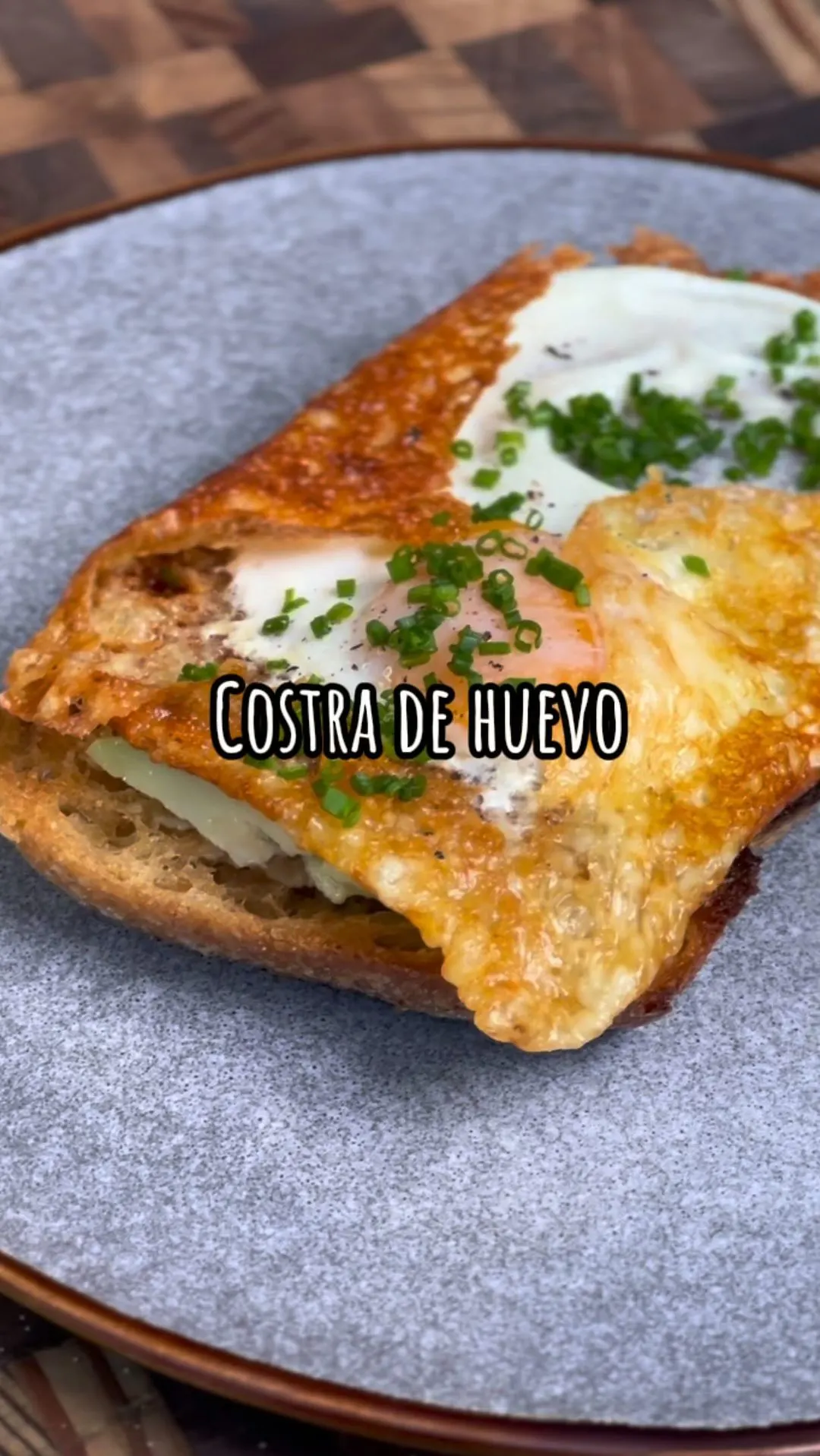 costra-de-queso-con-huevo-frito-cheese-crust-with-fried-egg