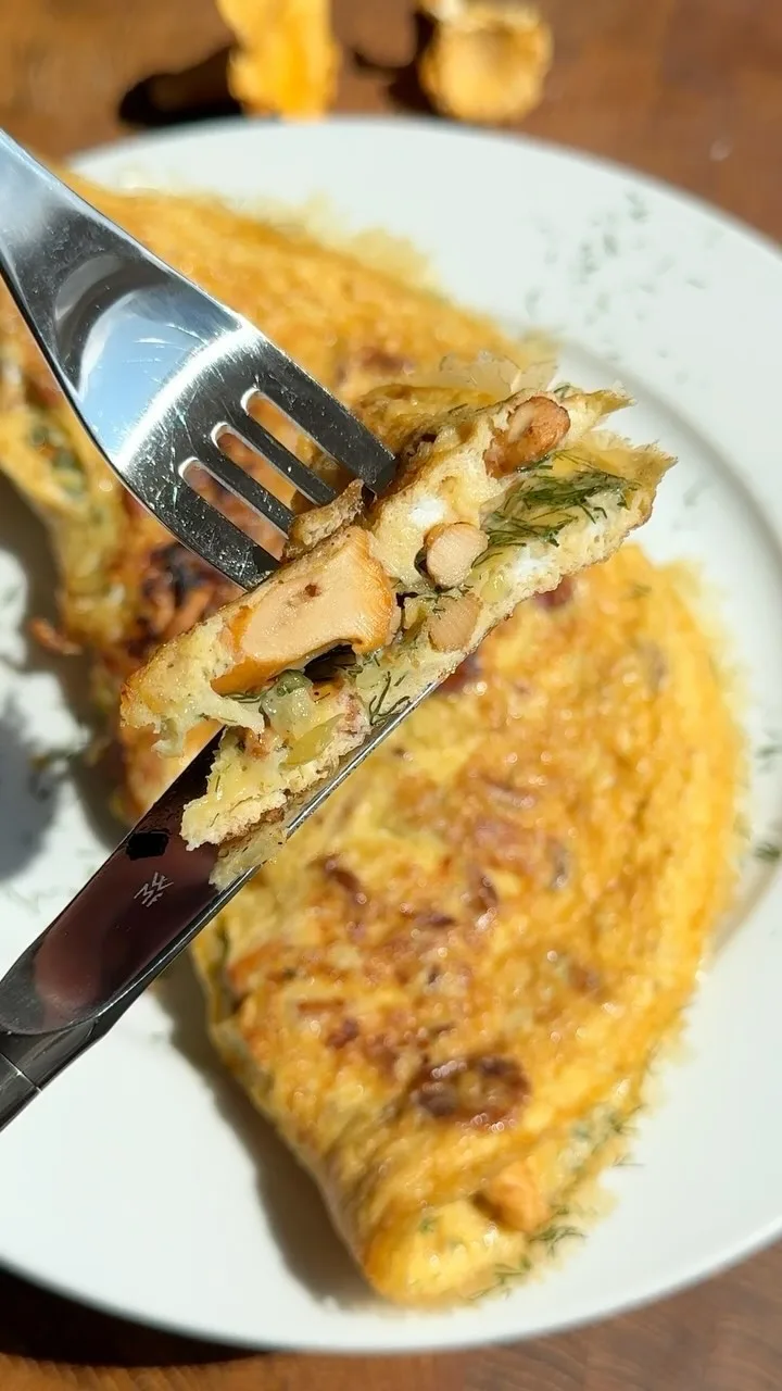 chanterelle-and-dill-omelette