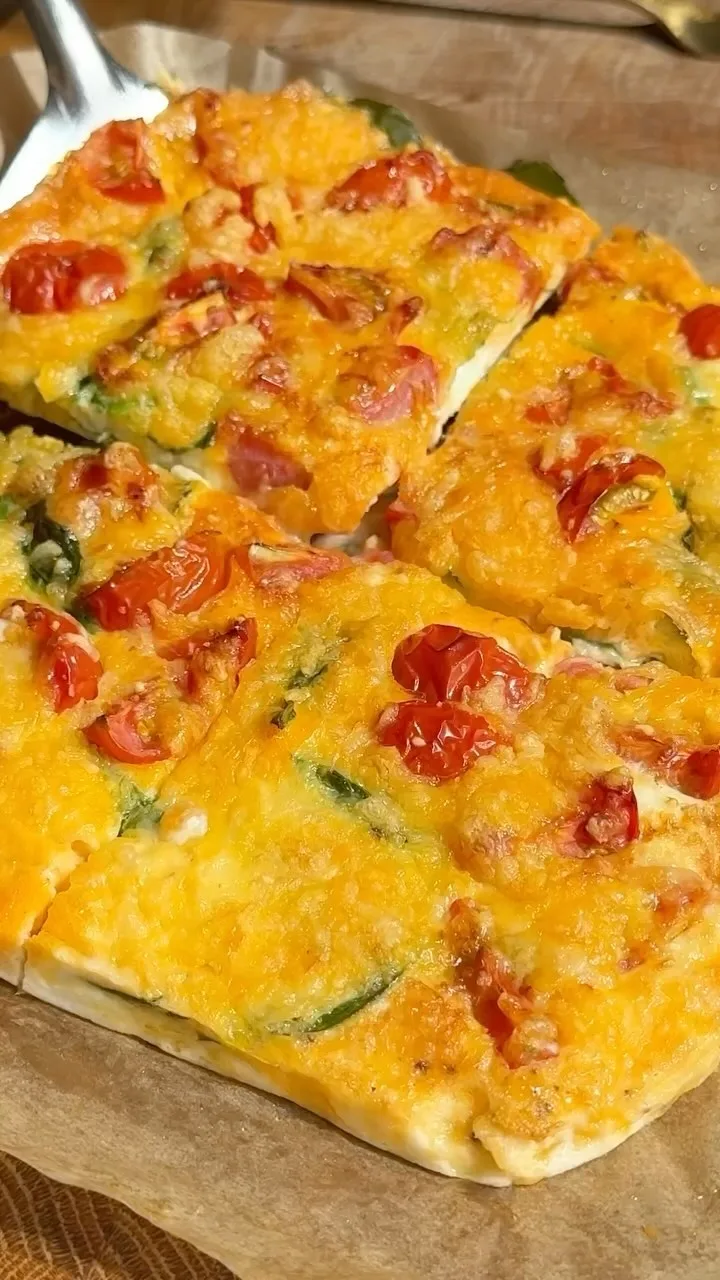 luftiges-omelette-aus-eiern-spinat-tomaten-und-kase
