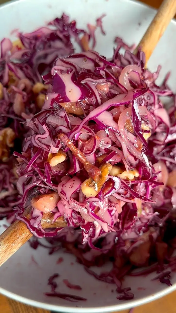 red-cabbage-salad-with-bacon-and-walnuts
