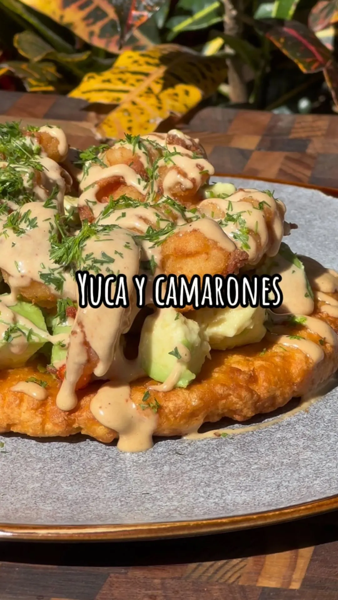 tortilla-de-yuca-con-camarones-crujientes-y-salsa-golf-cassava-tortilla-with-crispy-shrimp-and-golf-sauce