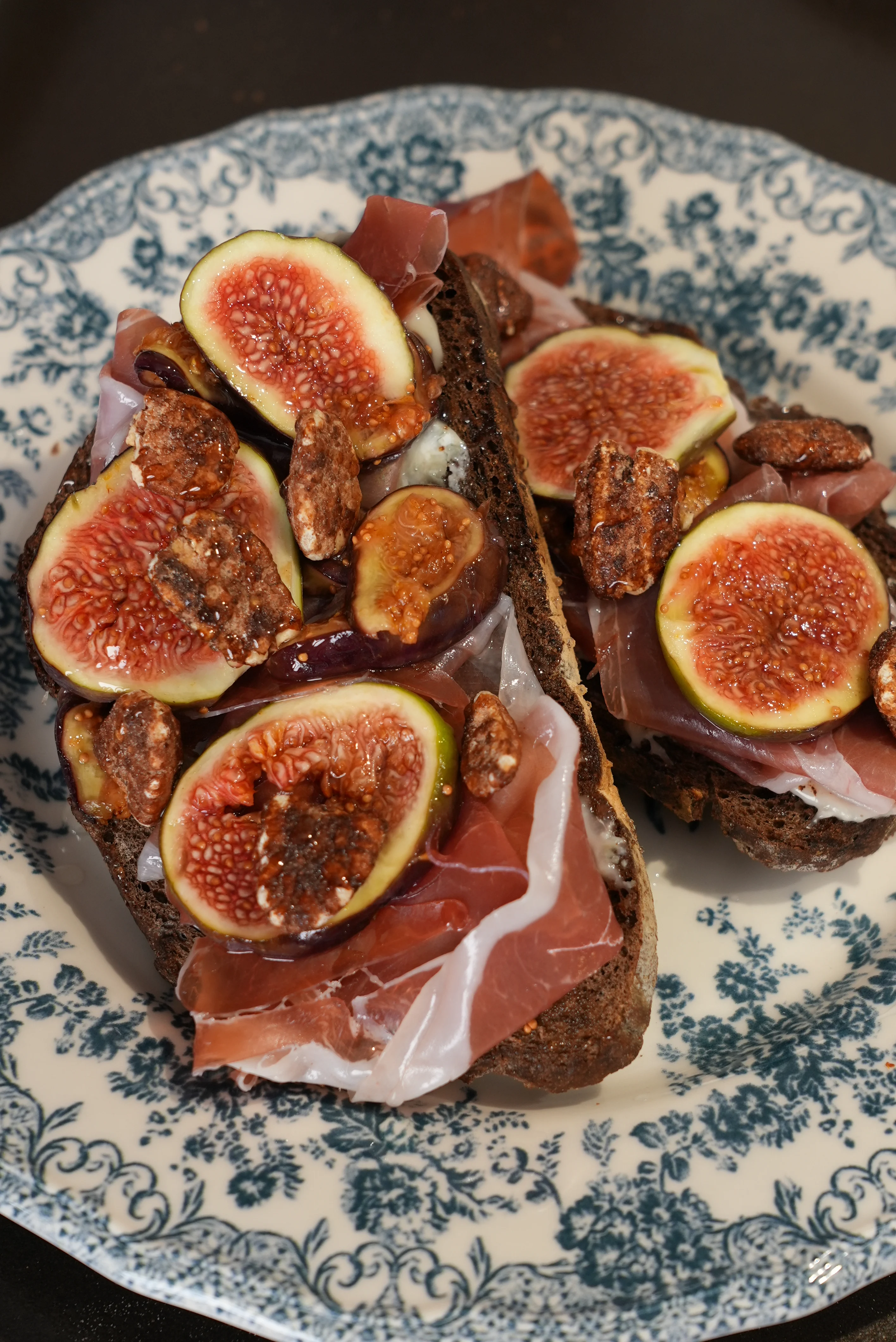 gorgonzola-prosciutto-and-honey-pecans-bruschetta-with-figs-on-dark-bread