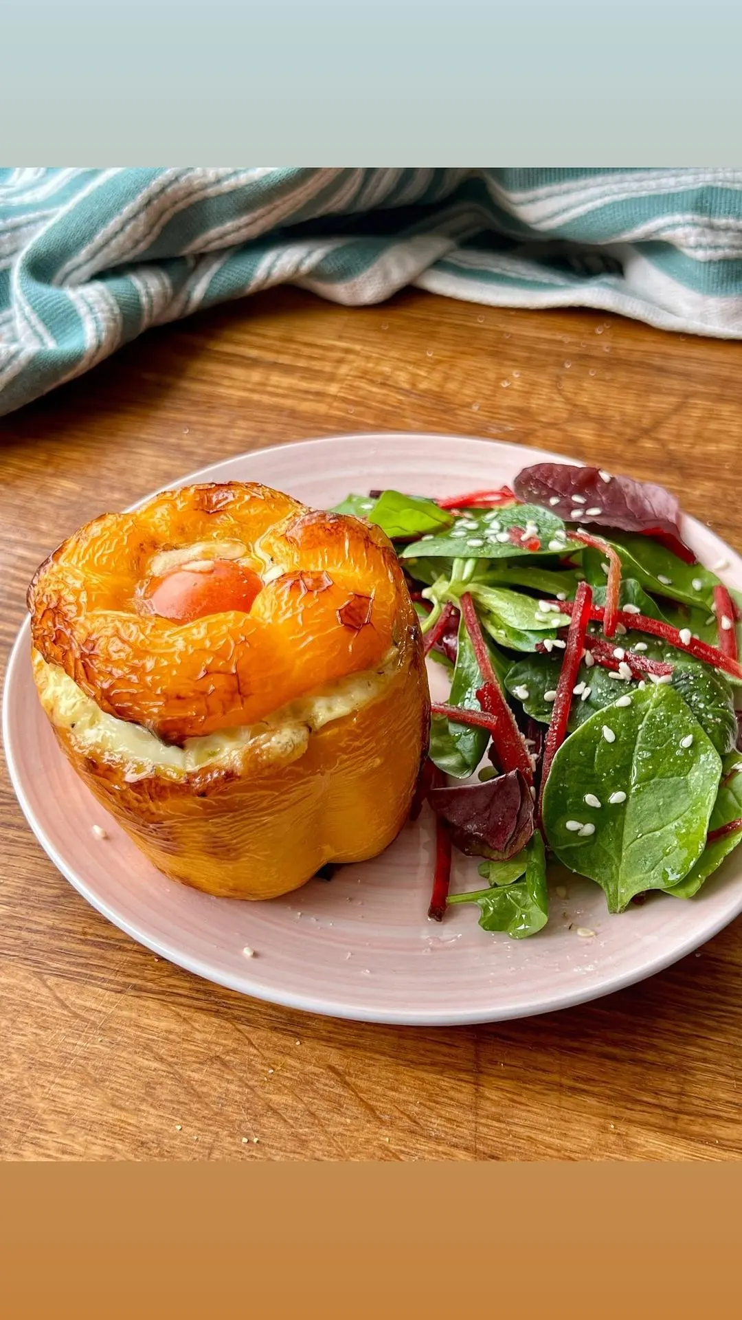 stuffed-bell-pepper-with-egg-and-veggies