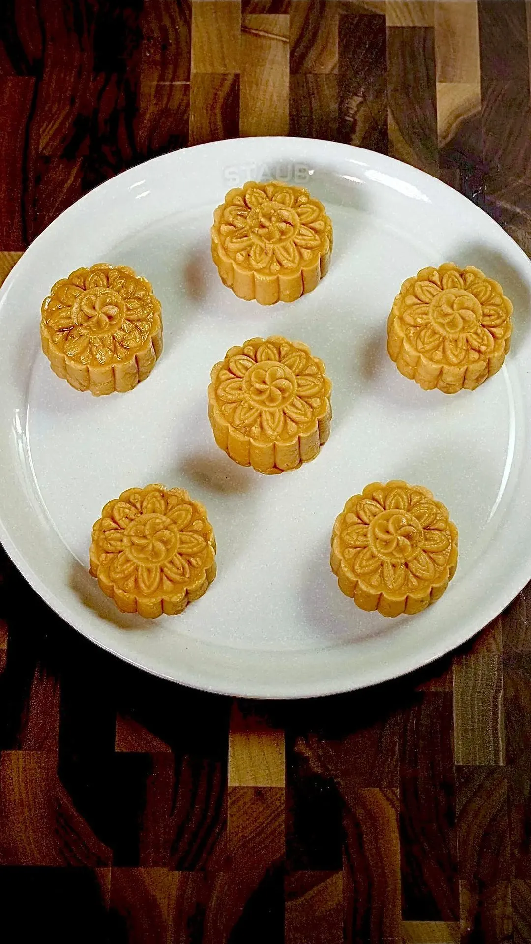 pumpkin-spice-oreo-mooncakes