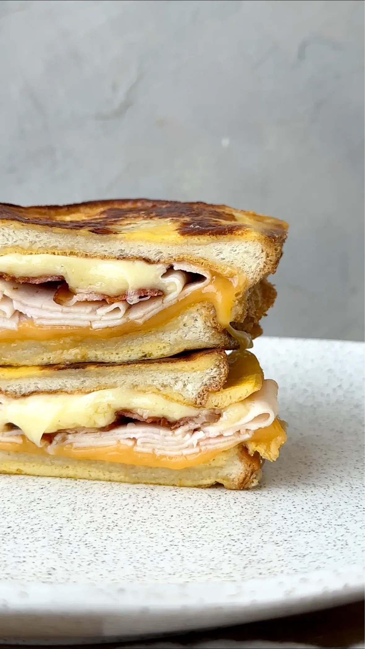 sandwich-de-huevo-con-queso-y-tocineta