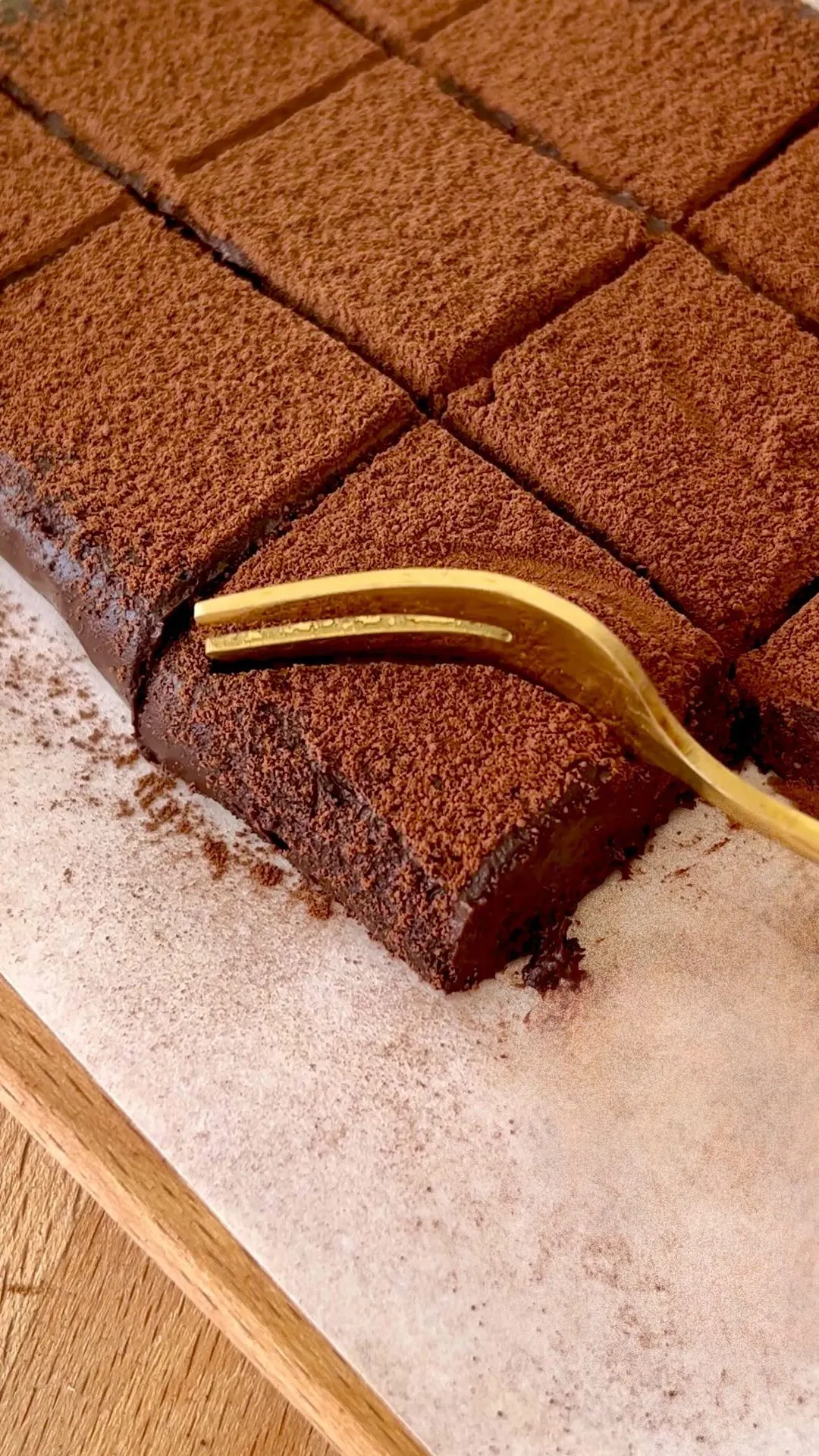 dolcetto-cioccolatoso-con-banane-e-crema-di-frutta-secca
