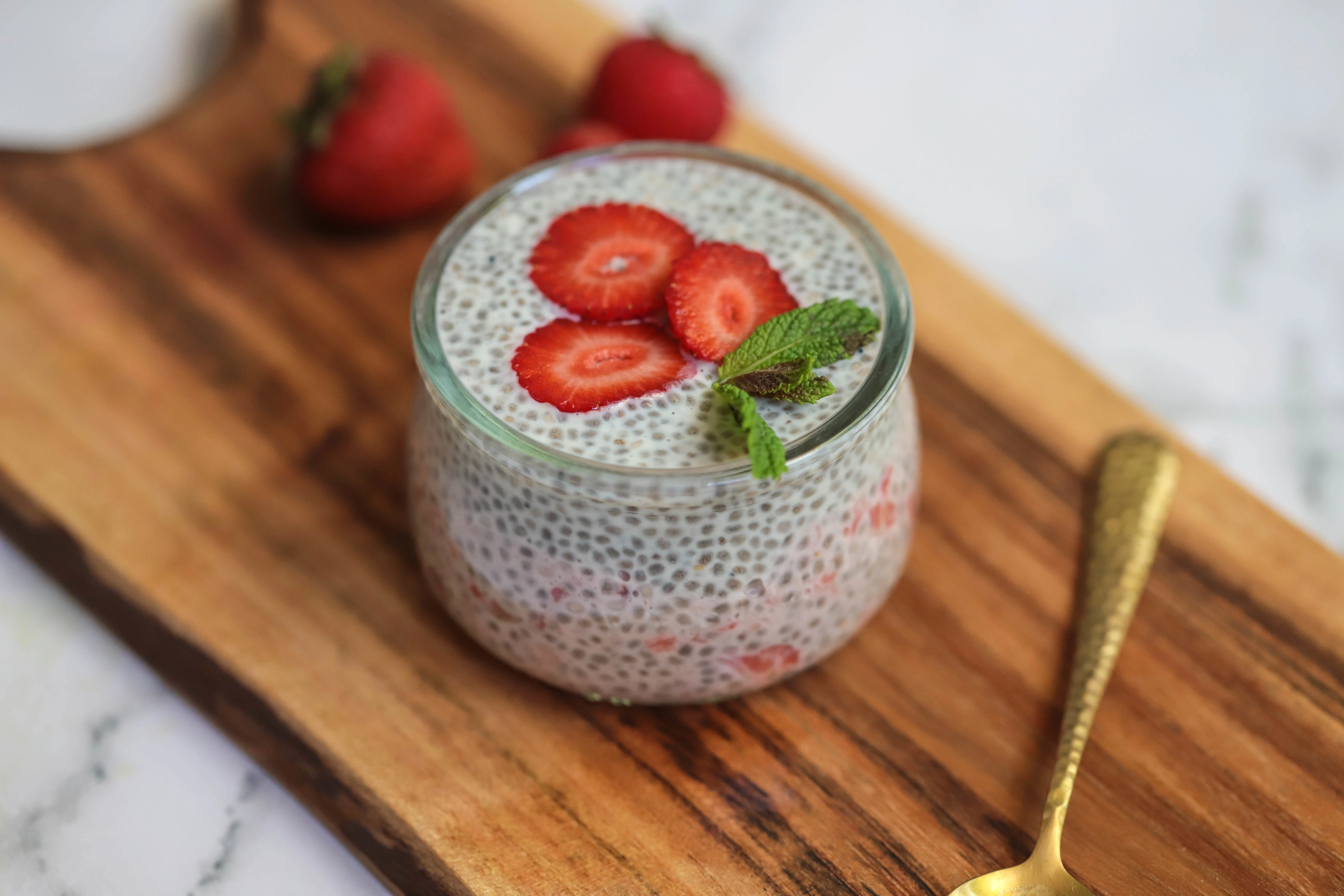pudin-de-chia-en-capas-de-fresa-strawberry-layered-chia-pudding