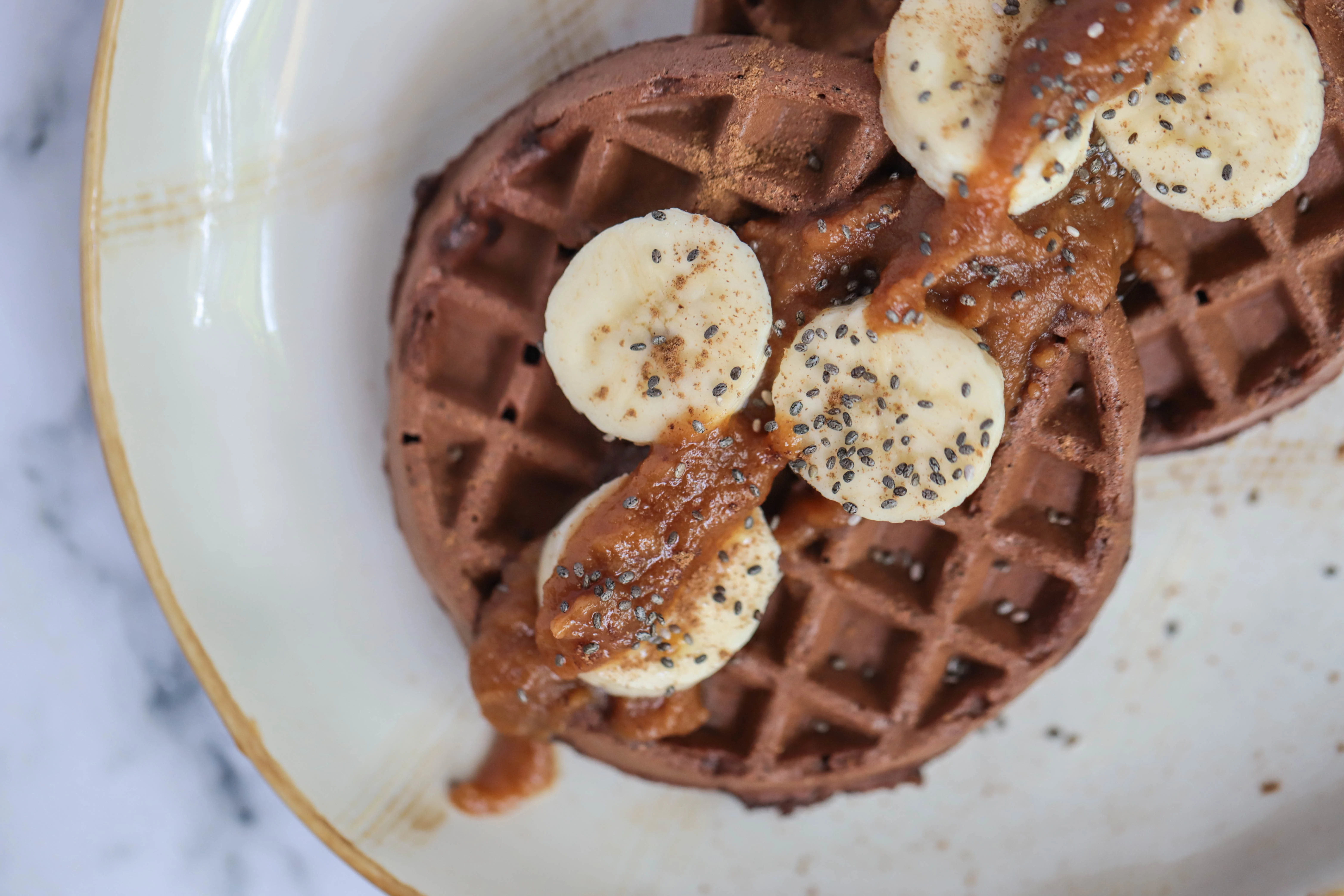 gofres-veganos-de-chocolate-y-alforfon-con-sirope-de-mantequilla-de-nueces-vegan-chocolate-buckwheat-waffles-with-nut-butter-syrup