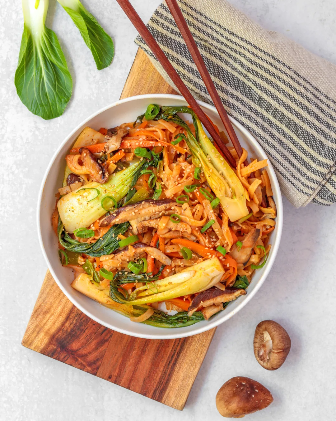 fideos-asiaticos-salteados-con-hongos-asian-mushroom-noodles-stir-fry