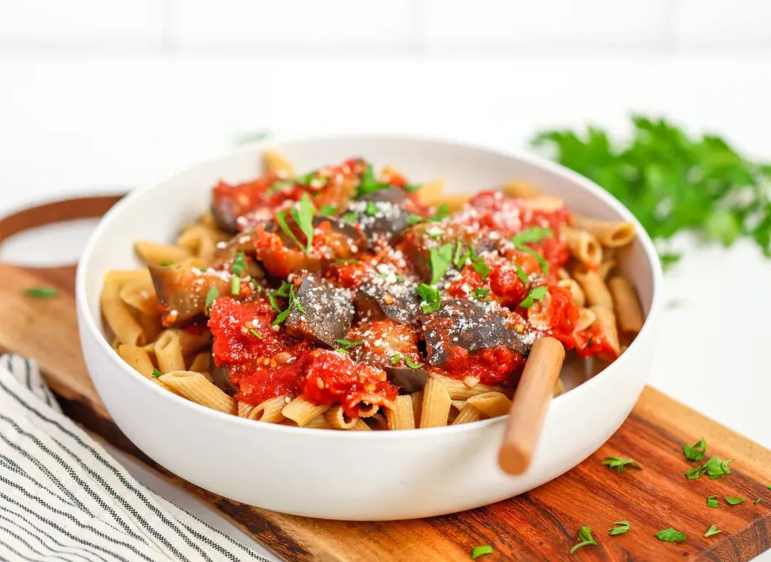 penne-de-berenjena-picante-con-ajo-y-tomates-spicy-eggplant-penne-with-garlic-and-tomatoes