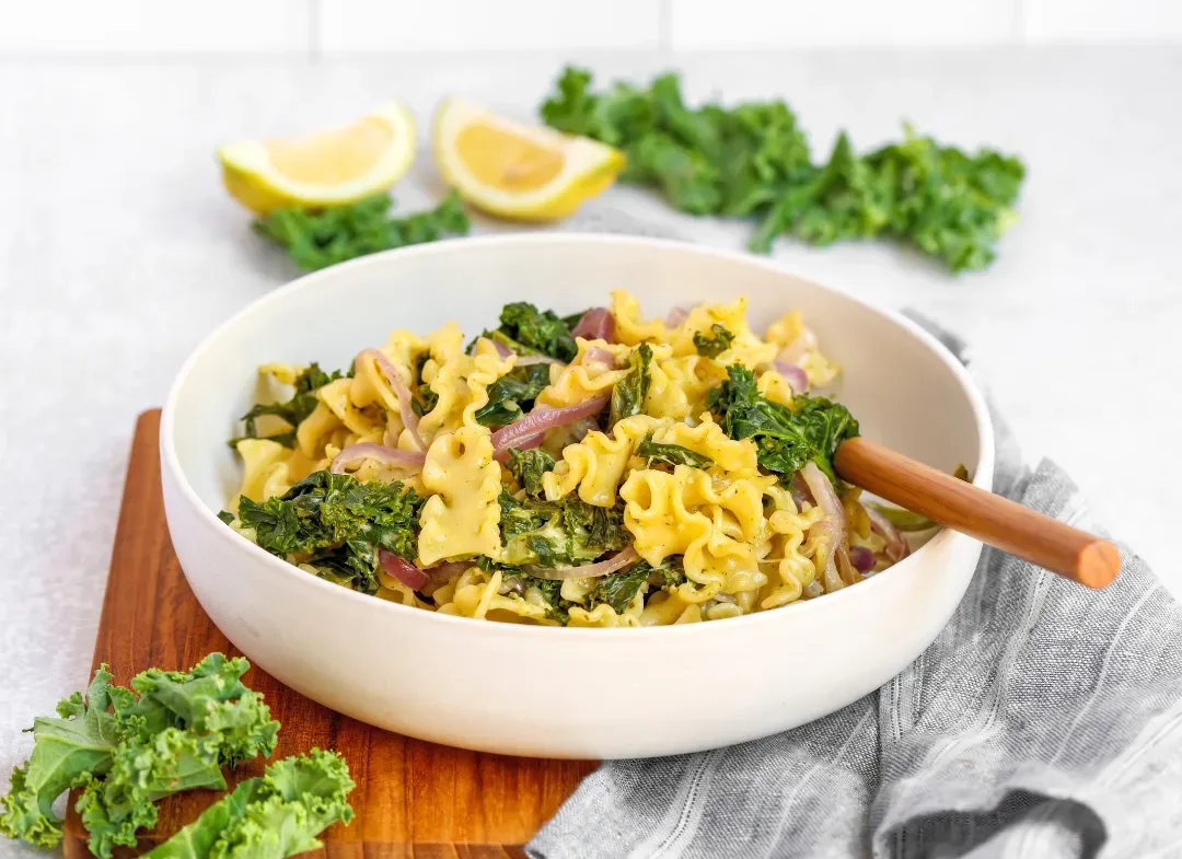 ensalada-cremosa-de-kale-con-pesto-creamy-pesto-kale-salad