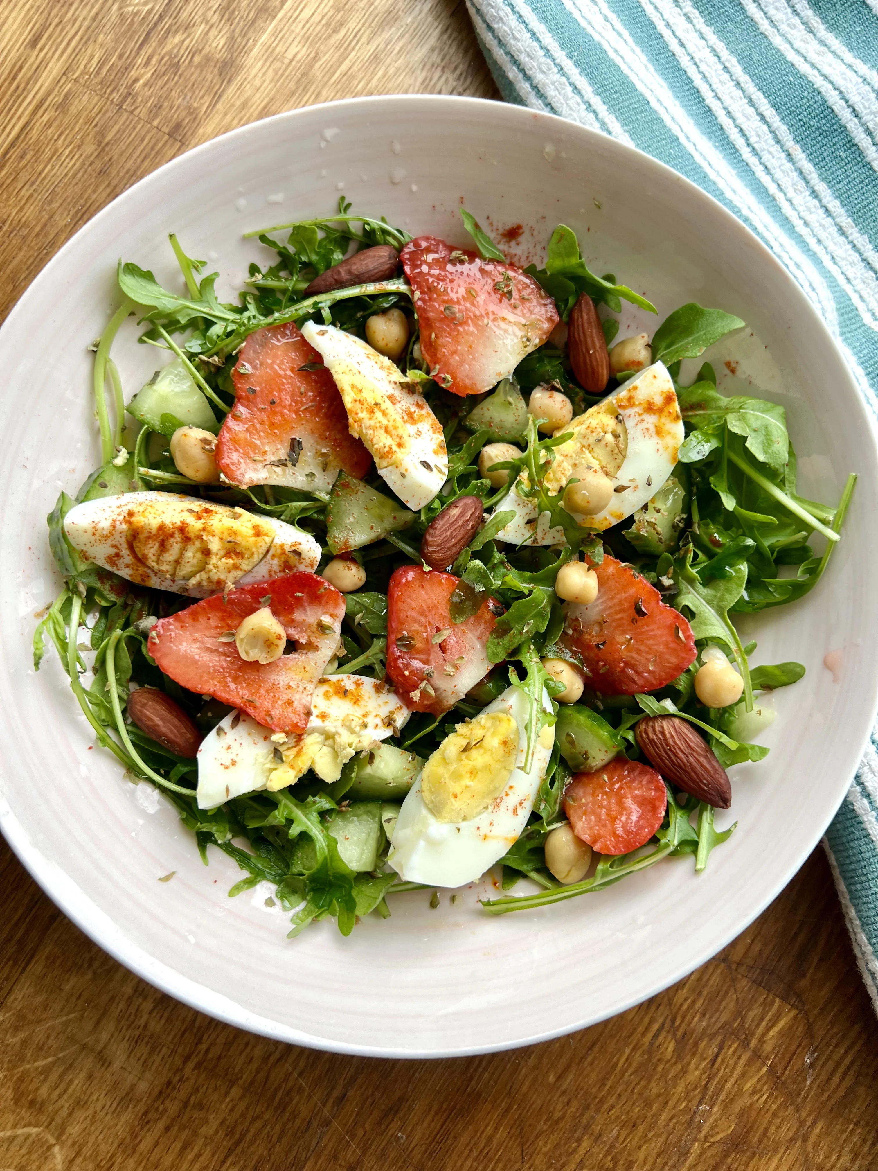 strawberry-rocket-salad-with-chickpeas-boiled-egg-and-crunchy-almonds