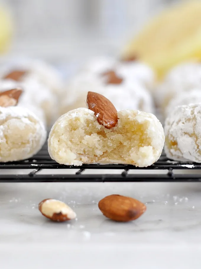 italian-almond-cookies-pasticcini-alle-mandorle