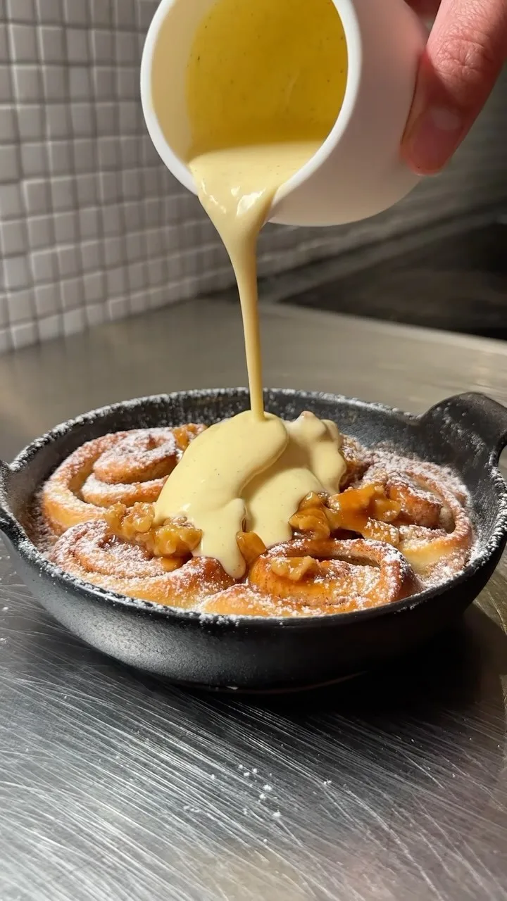 caramelized-cinnamon-roll-with-walnut-sauce-and-vanilla-ice-cream