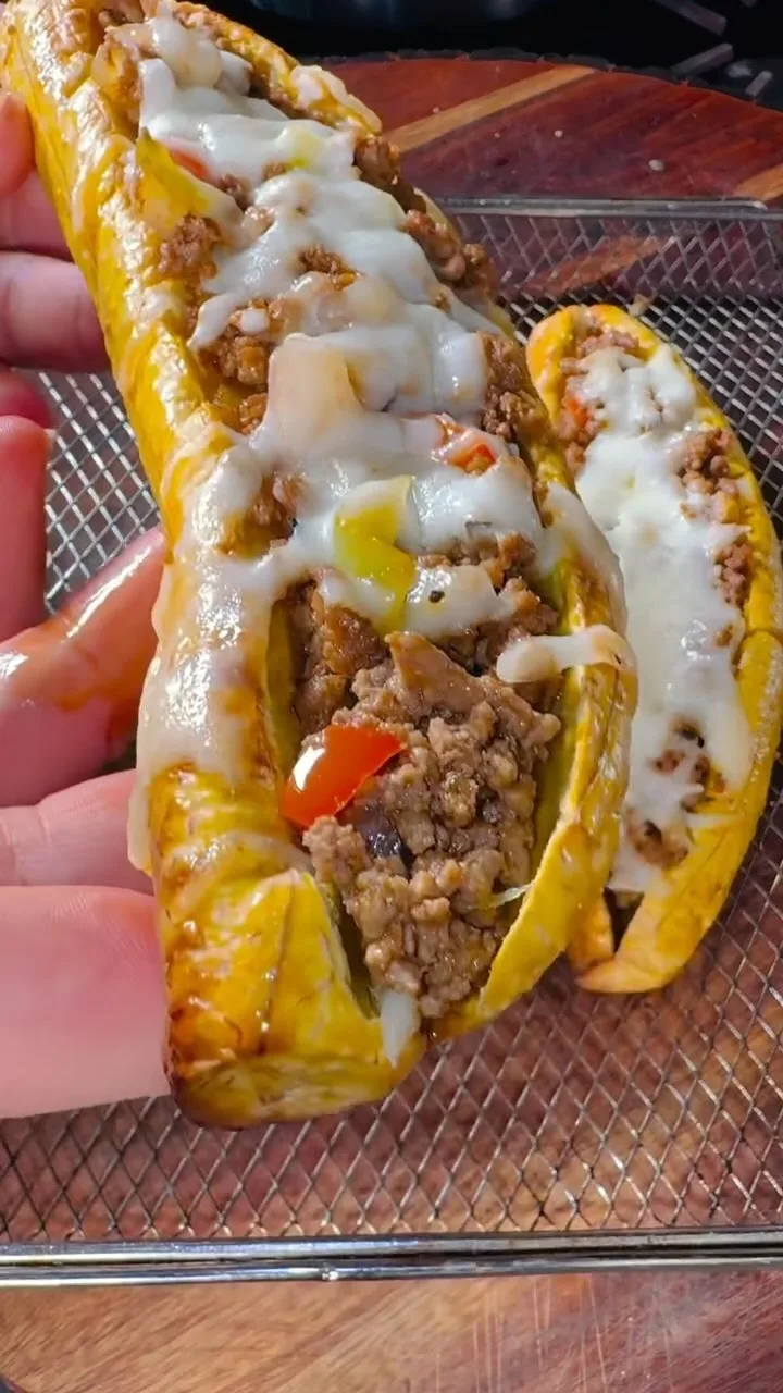 canoa-de-platano-maduro-rellena-de-carne