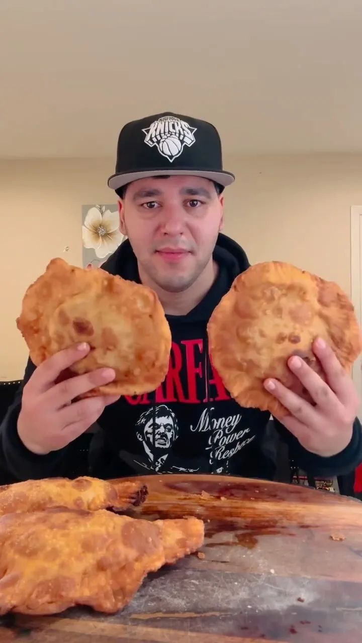empanada-de-carne-queso-mozzarella-y-yema-de-huevo