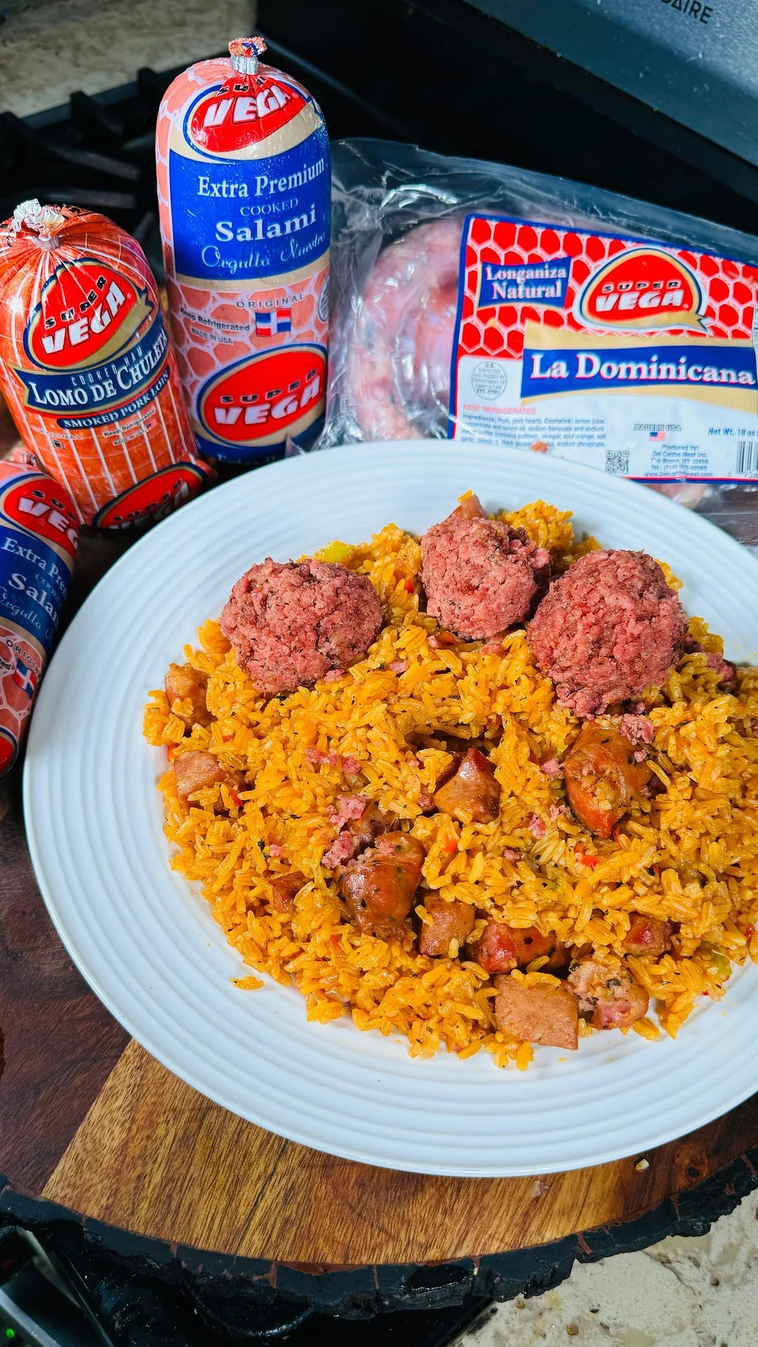 locrio-de-lomo-de-chuleta-y-longaniza-con-albondigas-de-salami