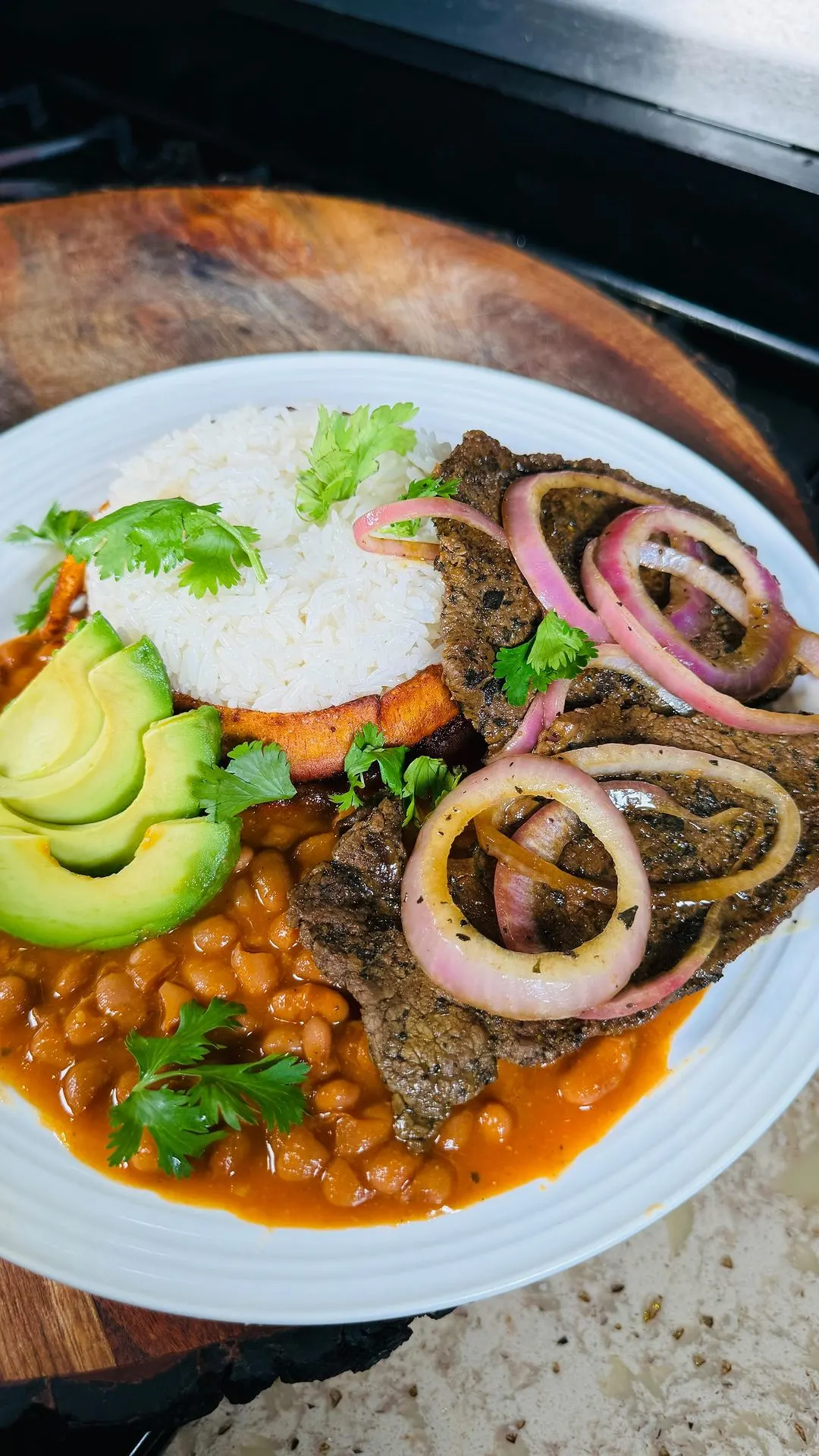 bistec-encebollado-con-arroz-y-habichuela