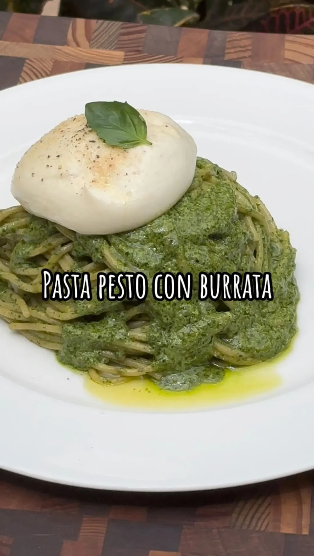 pasta-al-pesto-con-burrata-pasta-with-pesto-and-burrata