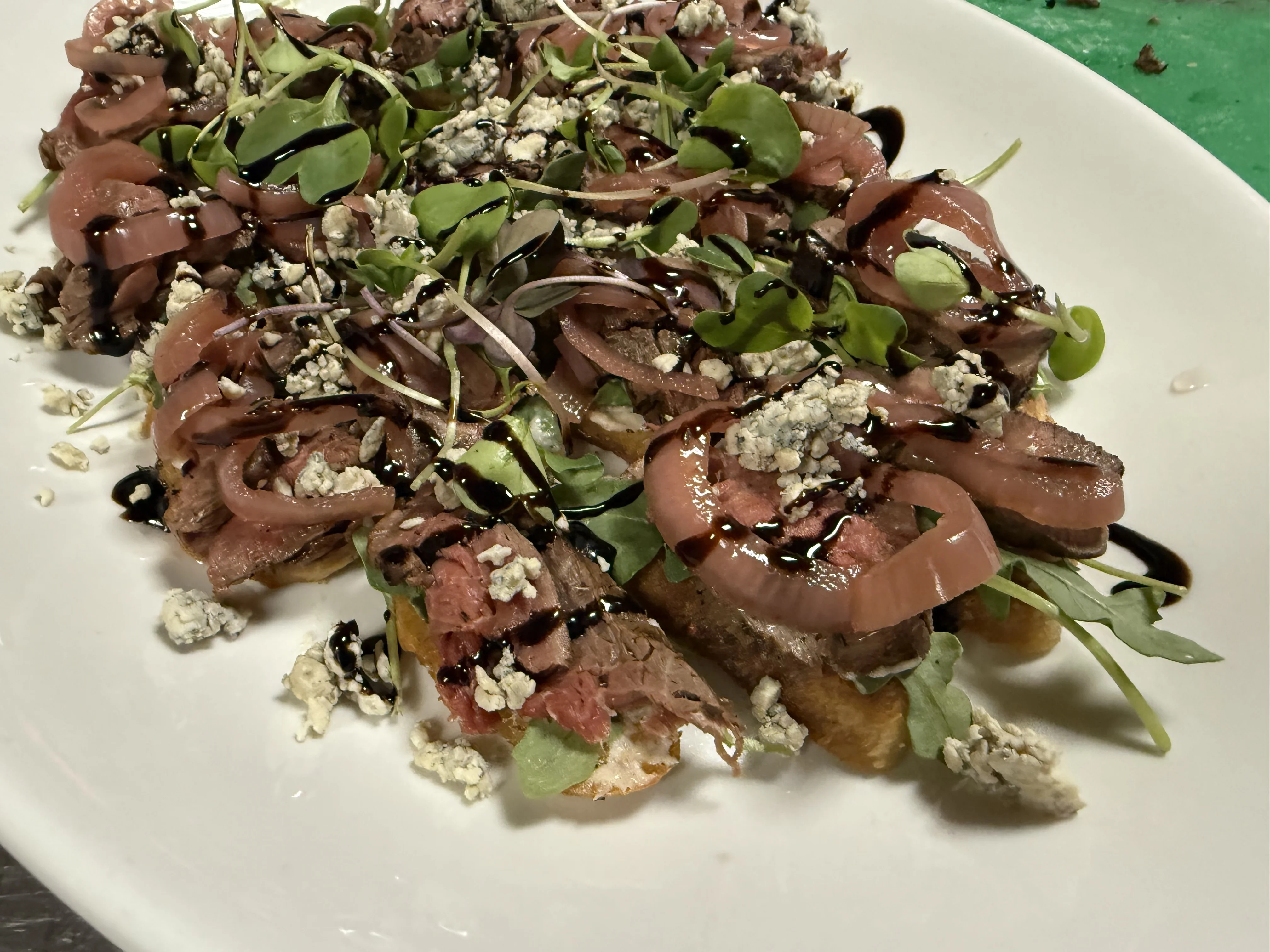 beef-tenderloin-crostinis