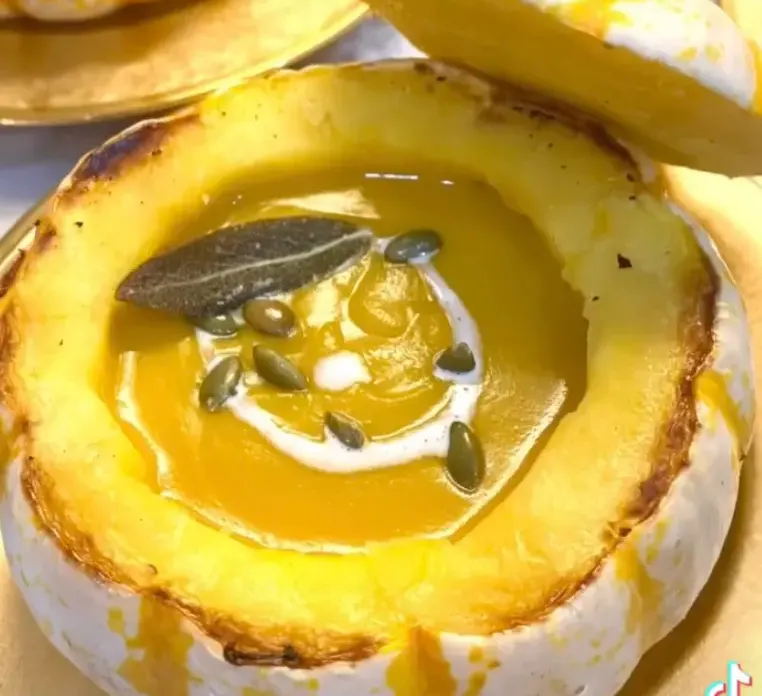 butternut-squash-soup-in-pumpkin-bowls