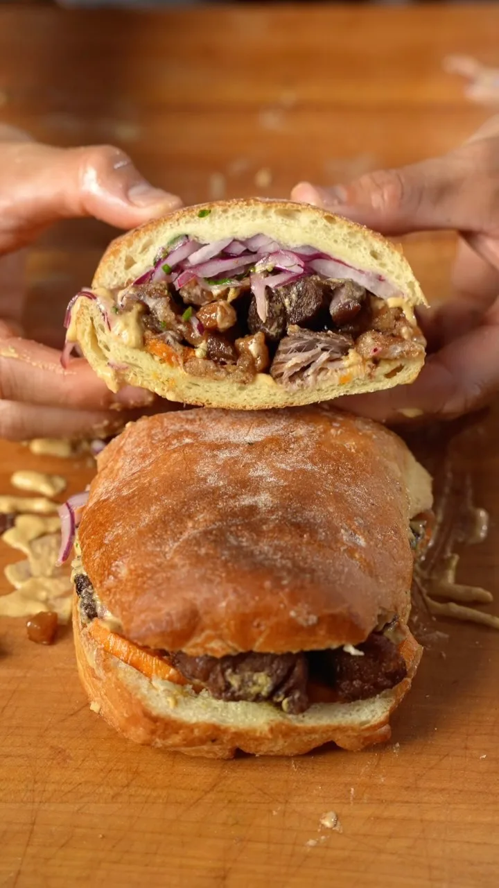 pan-con-chicharron-en-la-pork-rind-bread-in-la