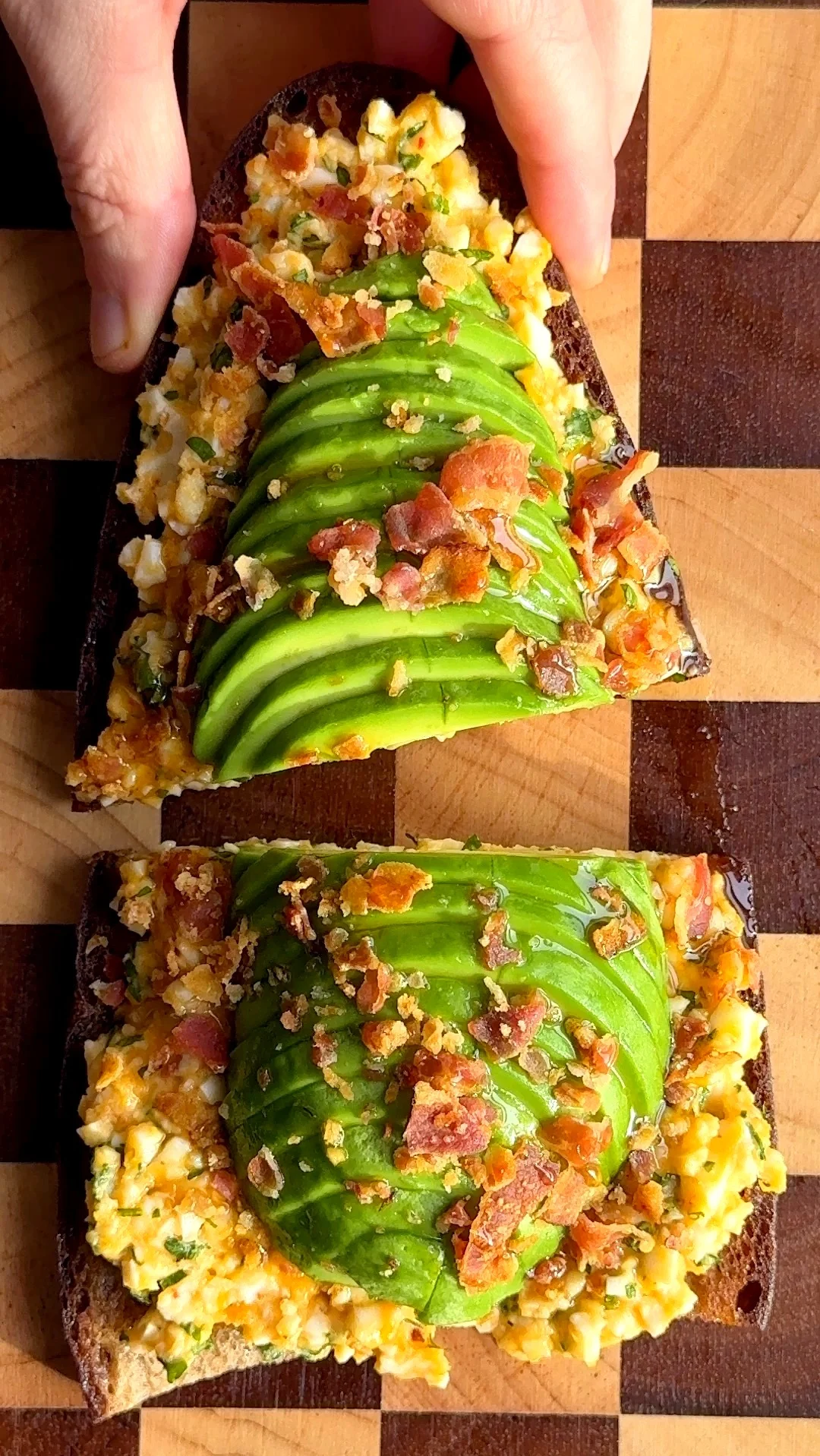 avocado-egg-toast-with-crispy-bacon