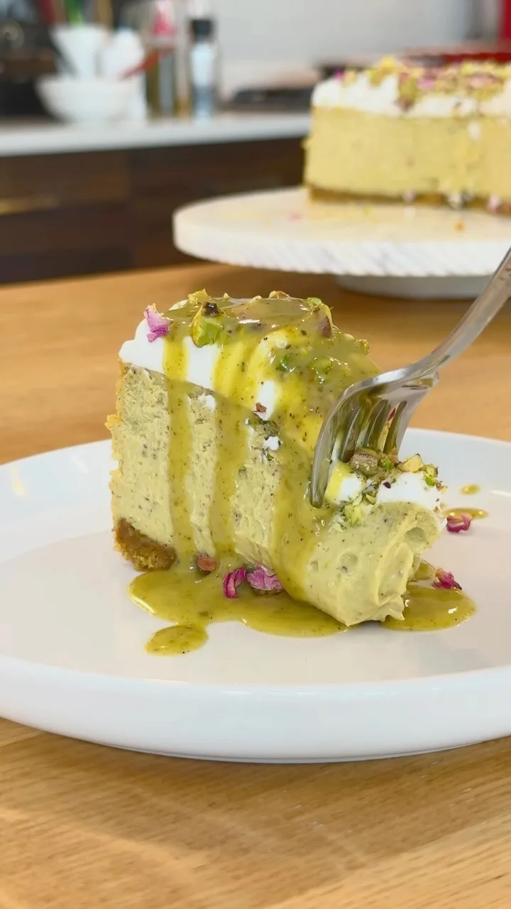 creamy-pistachio-cheesecake