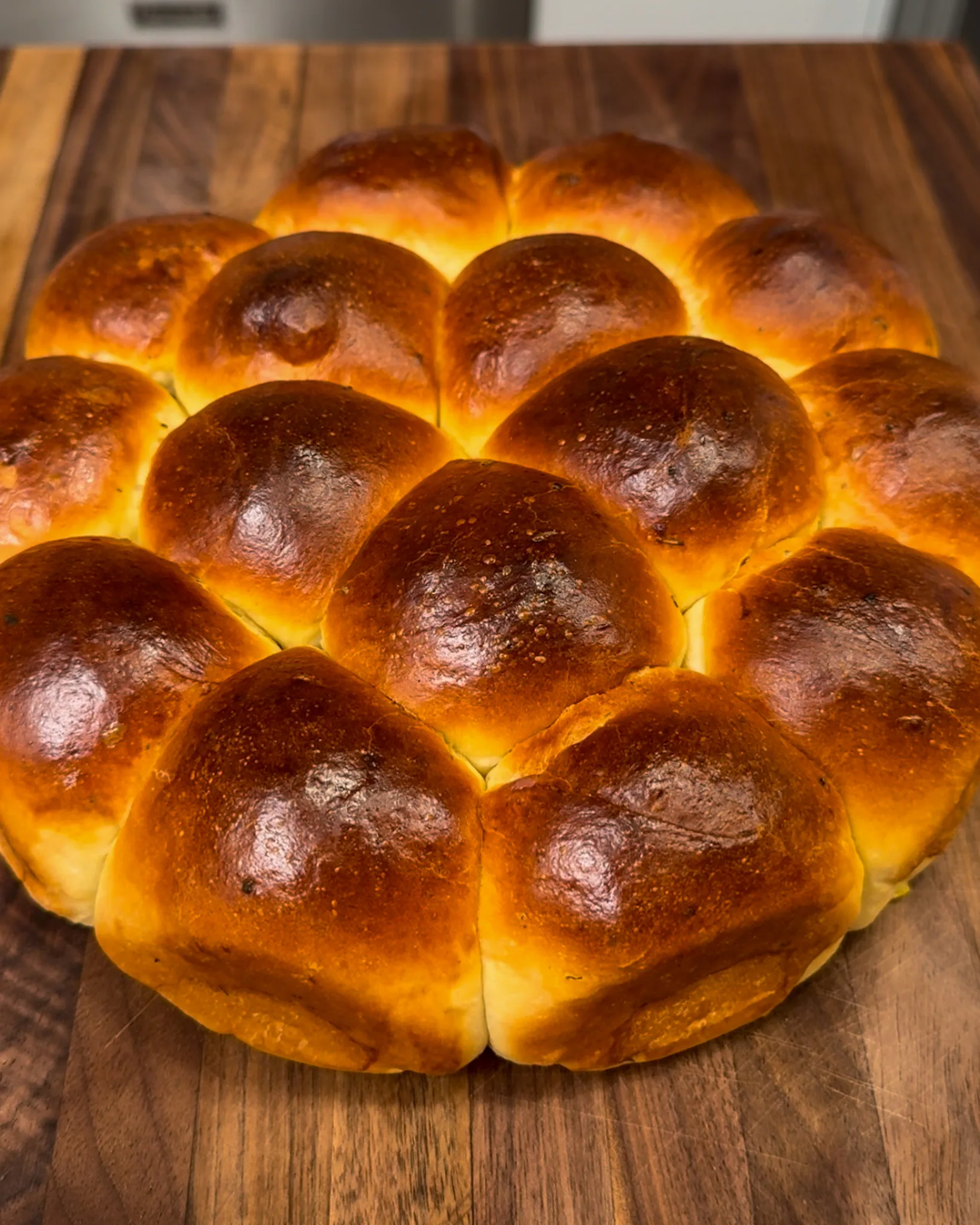 garlic-confit-rosemary-dinner-rolls