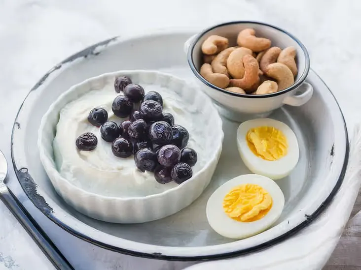 high-protein-breakfast-plate-with-yogurt-egg-blueberries-and-cashew