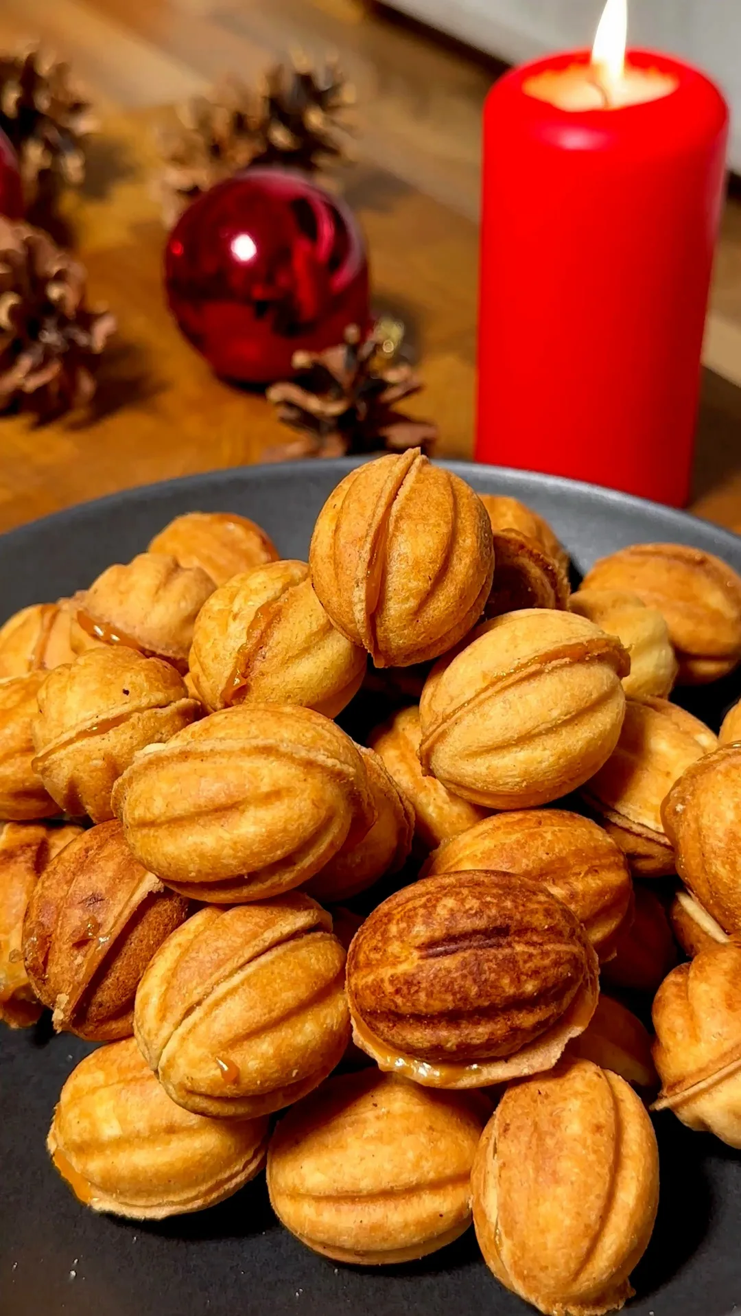 walnut-cookies-with-caramel-and-hazelnut-filling