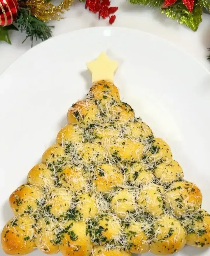 pull-apart-cheese-stuffed-garlic-bread-christmas-tree!