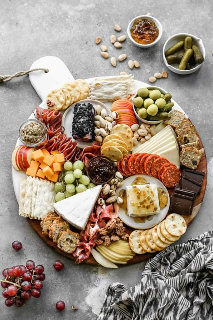 tabla-de-charcuteria-y-mermelada-de-tomate-charcuterie-board-and-tomato-jam