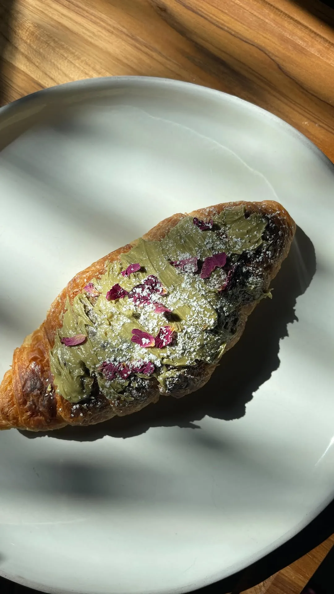 pistachio-croissant
