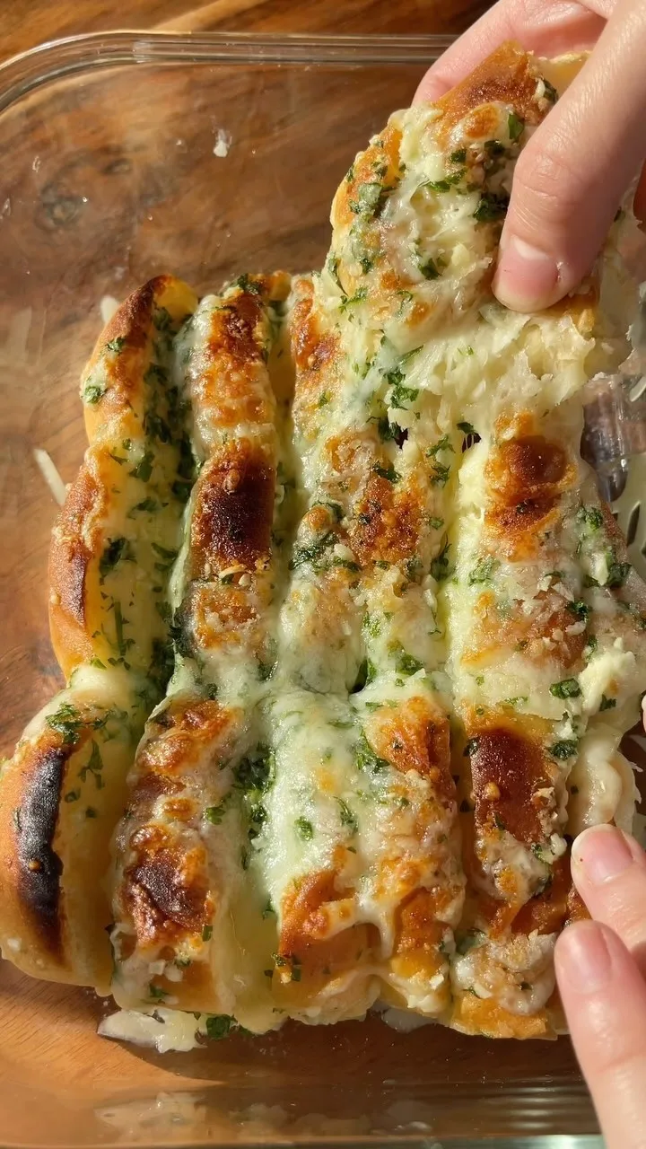 viral-hawaiian-garlic-cheesy-bread