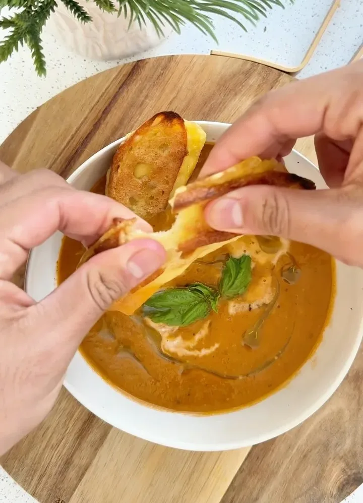 kumato-tomato-and-roasted-garlic-soup-recipe
