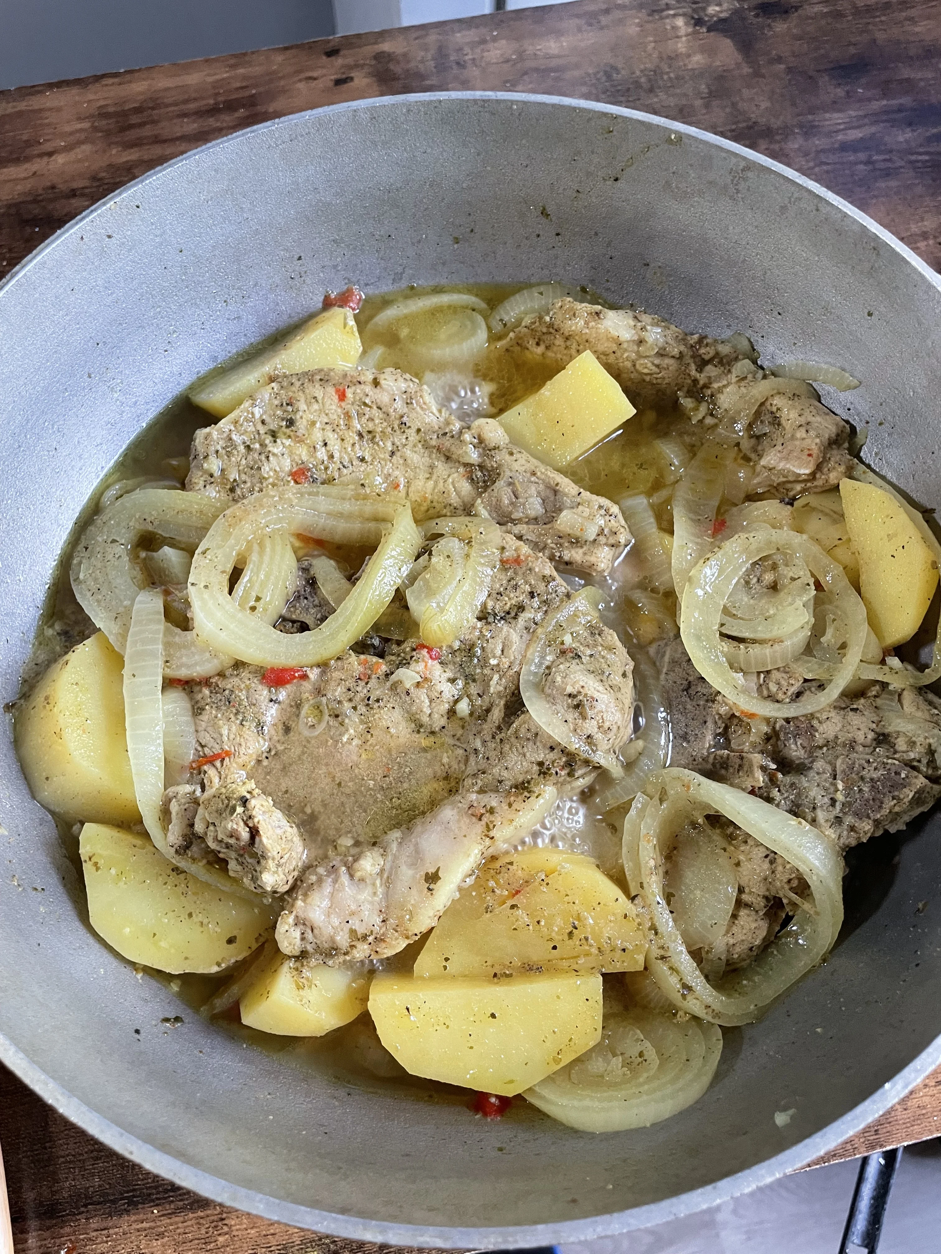 chuletas-encebollado-con-papa
