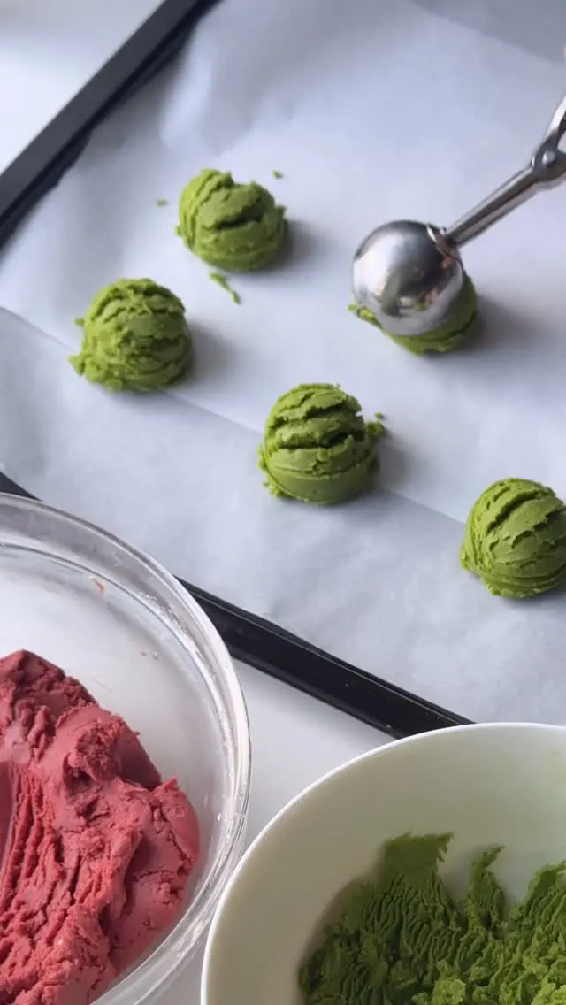 matcha-and-red-velvet-christmas-cookies