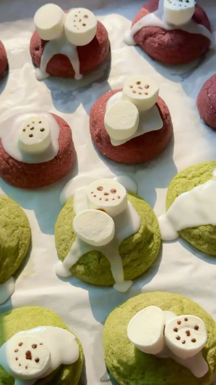 cheesecake-stuffed-matcha-and-red-velvet-cookies