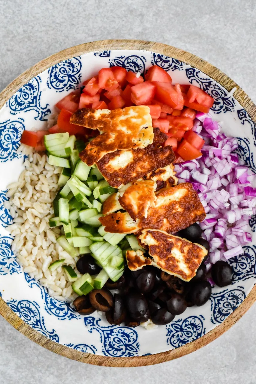 mediterranean-orzo-halloumi-salad